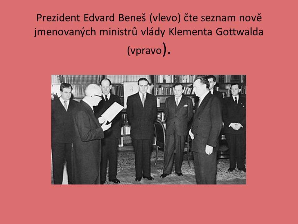 Prezident Edvard Beneš (vlevo) čte seznam nově jmenovaných ministrů vlády Klementa Gottwalda (vpravo ).