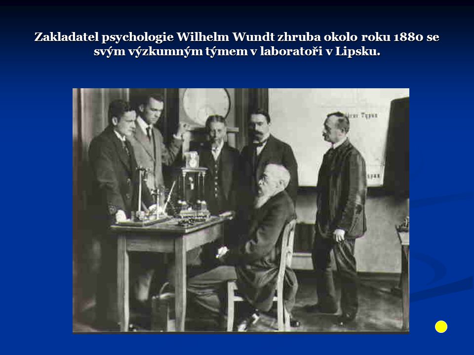 Zakladatel psychologie Wilhelm Wundt zhruba okolo roku 1880 se svým výzkumným týmem v laboratoři v Lipsku.