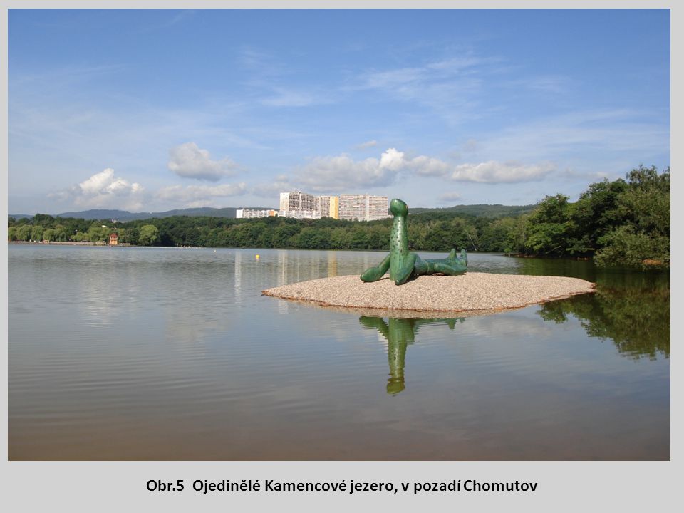 Obr.5 Ojedinělé Kamencové jezero, v pozadí Chomutov