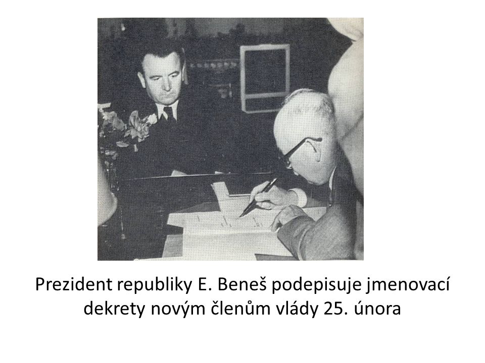 Prezident republiky E. Beneš podepisuje jmenovací dekrety novým členům vlády 25. února
