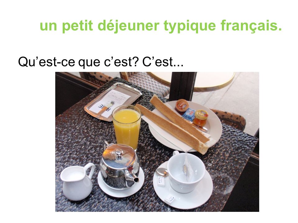 un petit déjeuner typique français. Qu’est-ce que c’est C’est...