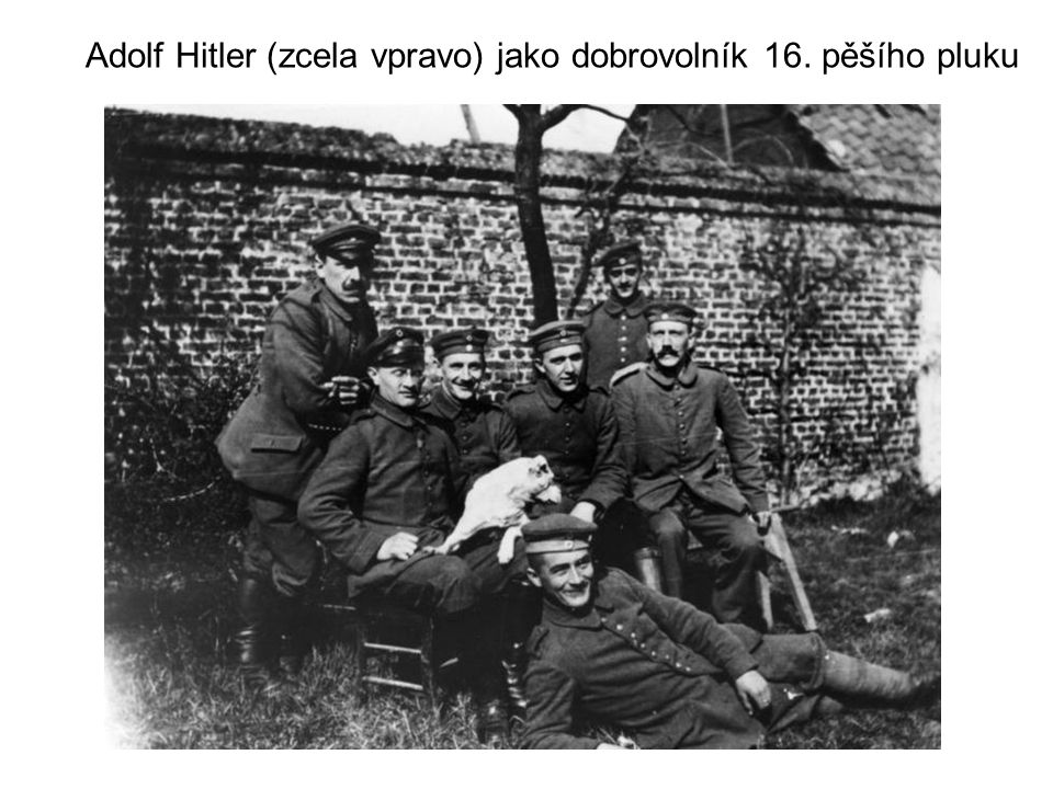 Adolf Hitler (zcela vpravo) jako dobrovolník 16. pěšího pluku