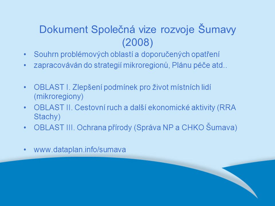 Dokument Společná vize rozvoje Šumavy (2008) Souhrn problémových oblastí a doporučených opatření zapracováván do strategií mikroregionů, Plánu péče atd..