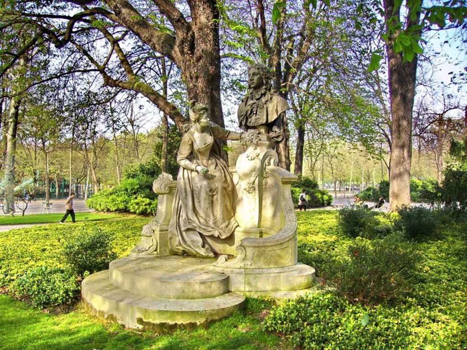 Nachází se zde více než sto soch a fontán, které jsou rozptýlené po celém parku